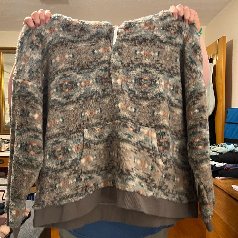 Maurice’s plus size 4 hooded Sherpa pullover. NWT. Aztec print.
